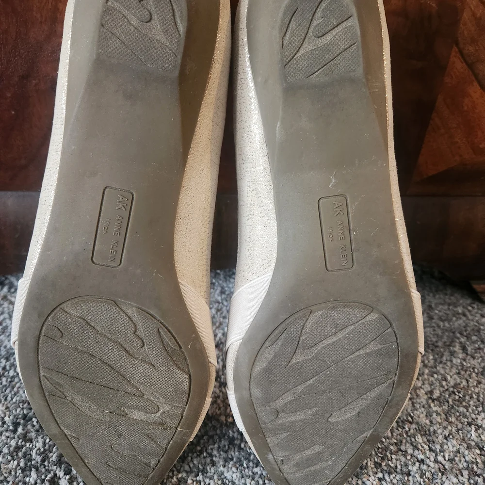 Anne Klein Women's Cream Pointed Toe Flats - Picture 5 of 6